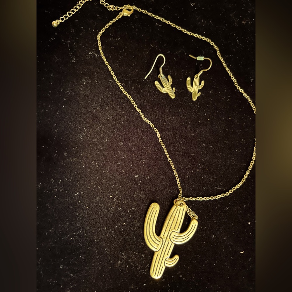 Gold tone cactus set